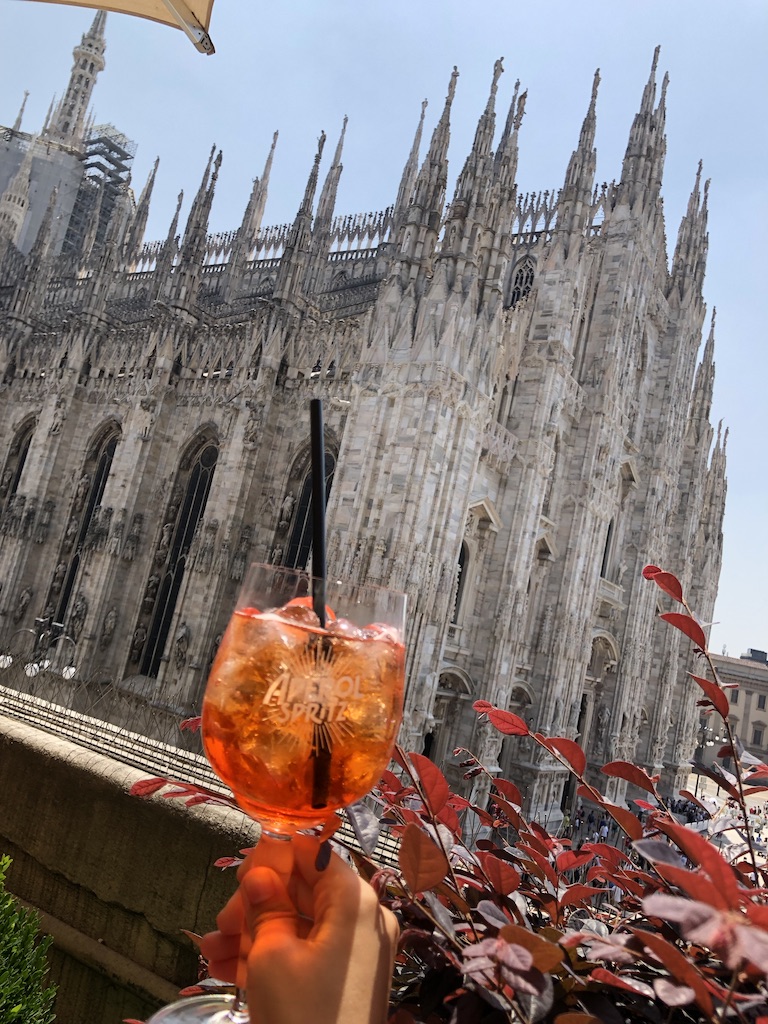 Výhled z terasy Aperol na Duomo, Miláno