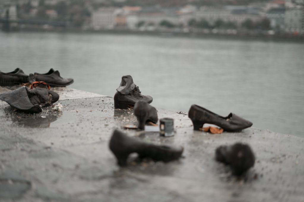 Boty na nábřeží Dunaje - Budapešť