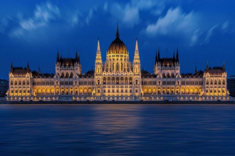 Budapešť: Královna na Dunaji – Průvodce dopravou, ubytováním a památkami