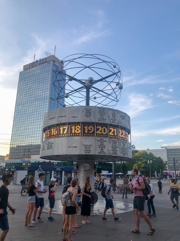 Hodiny světa v Berlíně na Alexandrplatz