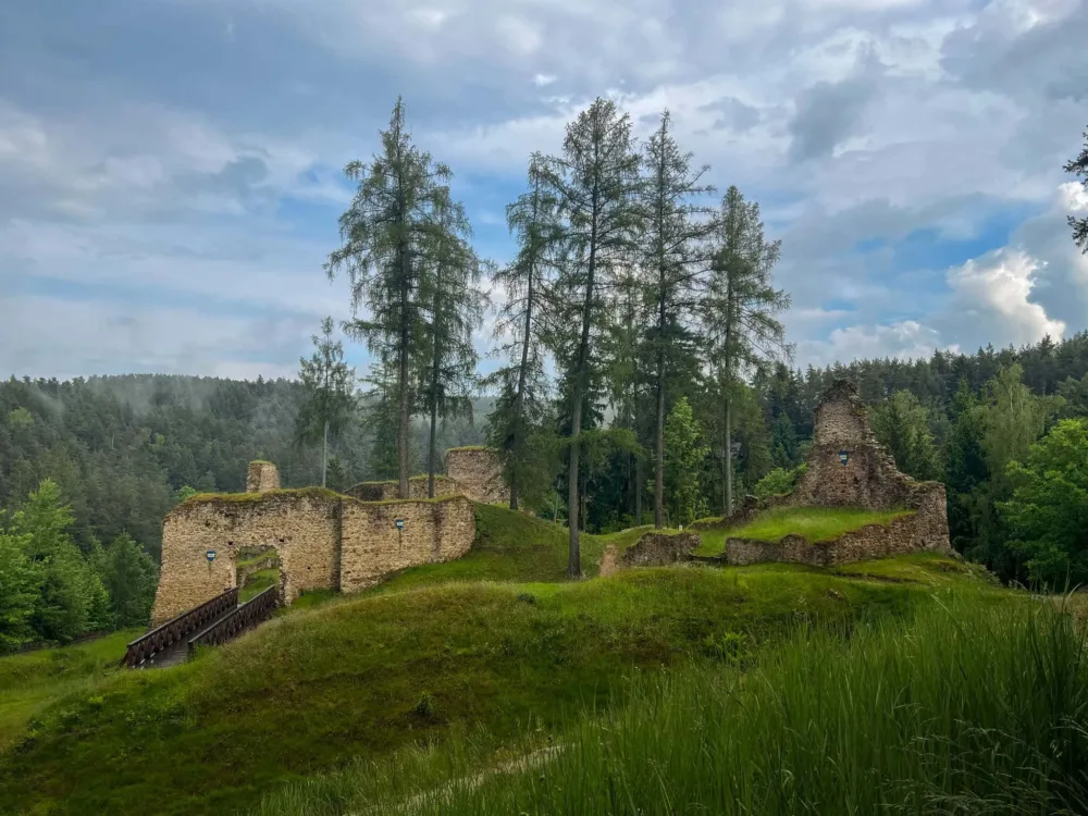 Hrad Pořešín: Zřícenina na Zemské cestě