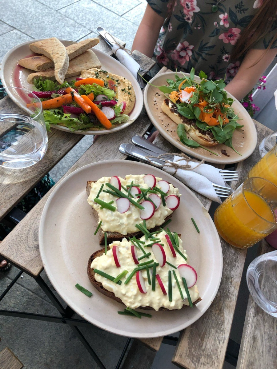 Nejlepší kavárny v Českých Budějovicích: 6 míst, kam se vrátíte na kávu i snídani