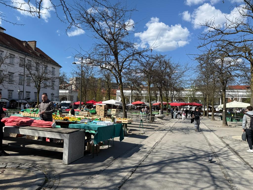 Náměstí u budovy tržnice s trhy v Lublani